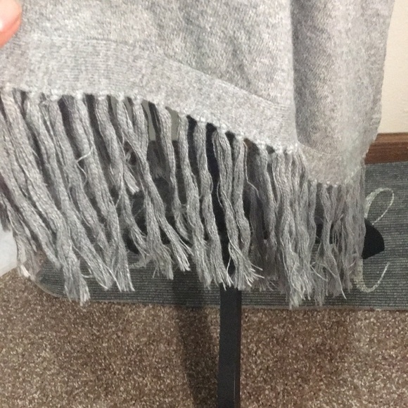 Hollister women’s long sleeveless grey and red cardigan - Picture 4 of 10